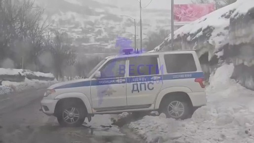 Из-за опасности схода лавины проезд по Набережной перекрыт, машинам приходится двигаться по затопленной Ленинградской