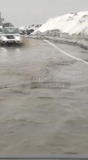 Петропавловск поплыл.... Горожане сообщают, что плывет район «Сероглазки», затоплена улица Ленинградская, кольцо хлебозавода. Вода стоит на проспекте Циолковского