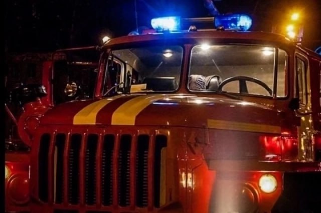 7 человек эвакуировали пожарные из задымленного подъезда