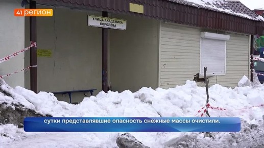 Одна проблема исчезла, другая осталась: снег убрали с крыши на автобусной остановке «Улица Академика Королёва» в Петропавловске