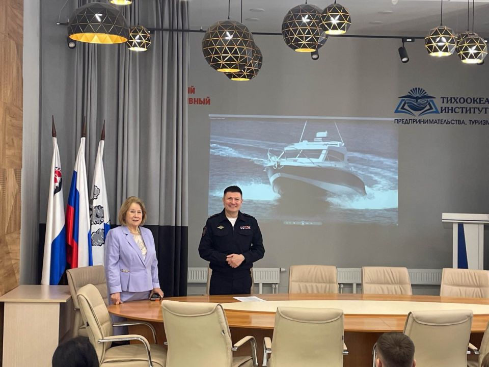 Заместитель начальника УТ МВД России по ДФО полковник полиции Вячеслав Малюк провел профориентационную беседу со студентами