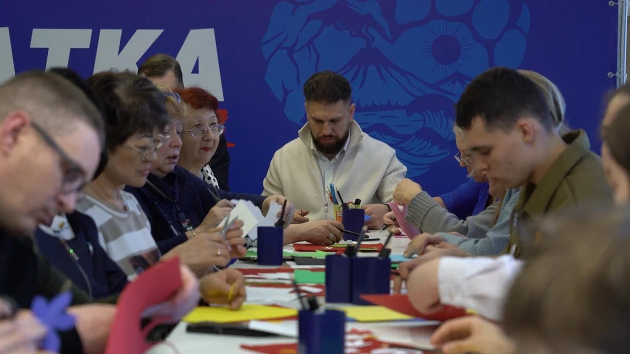 В Петропавловске-Камчатском стартовала патриотическая акция по созданию Знамени Победы В Петропавловске-Камчатском стартовала патриотическая акция по созданию Знамени Победы