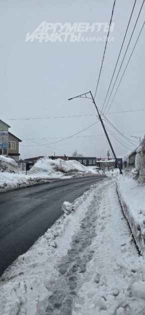 Столб, кажется, сейчас упадет