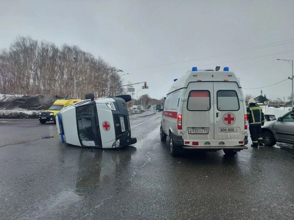 Елизовская городская прокуратура организовала проверку по факту ДТП, произошедшего сегодня между автомобилем скорой медицинской помощи и "Тойота Саксид"