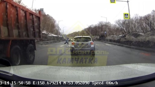 Ребёнок чуть не попал под колеса самосвала в Петропавловске-Камчатском