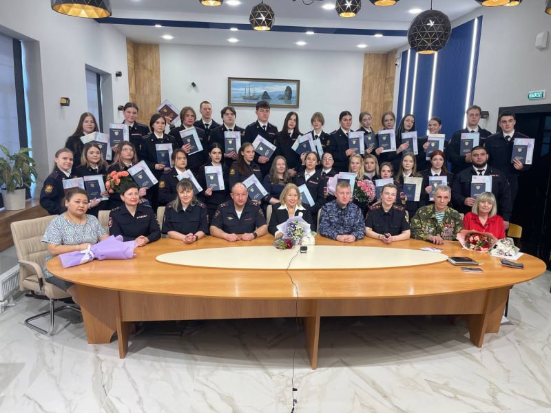 Транспортные полицейские и представители общественного совета поздравили студентов Камчатского кооперативного техникума с получением дипломов