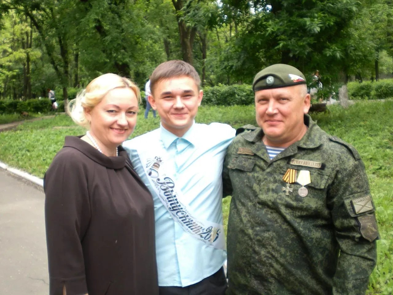 «Конец 2013-го года. Помню, как елку наряжали, готовились к Новому году, планы строили, мечтали. И вдруг Евромайдан и самая настоящая война. ВСУ дошли до Славянска и уперлись в отчаянное сопротивление ополченцев. Муж отдал... «Конец 2013-го года. Помню, как елку наряжали, готовились к Новому году, планы строили, мечтали. И вдруг Евромайдан и самая настоящая война. ВСУ дошли до Славянска и уперлись в отчаянное сопротивление ополченцев. Муж отдал...