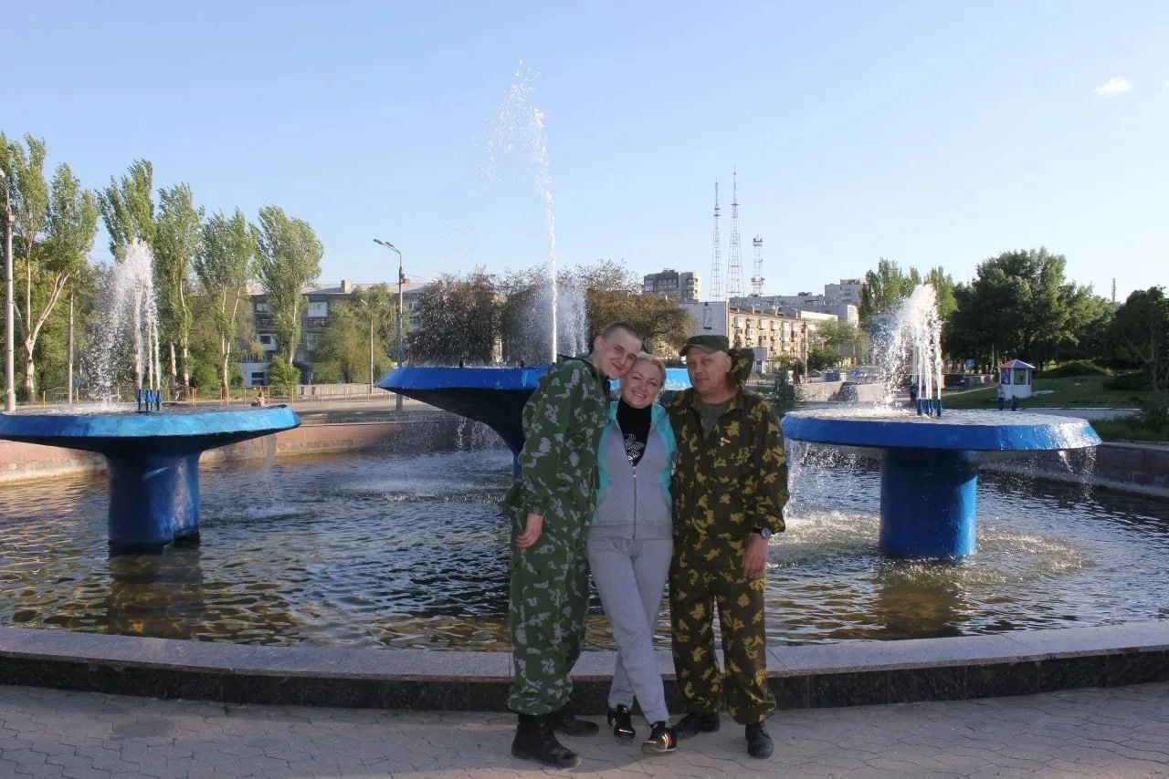 «Конец 2013-го года. Помню, как елку наряжали, готовились к Новому году, планы строили, мечтали. И вдруг Евромайдан и самая настоящая война. ВСУ дошли до Славянска и уперлись в отчаянное сопротивление ополченцев. Муж отдал... «Конец 2013-го года. Помню, как елку наряжали, готовились к Новому году, планы строили, мечтали. И вдруг Евромайдан и самая настоящая война. ВСУ дошли до Славянска и уперлись в отчаянное сопротивление ополченцев. Муж отдал...