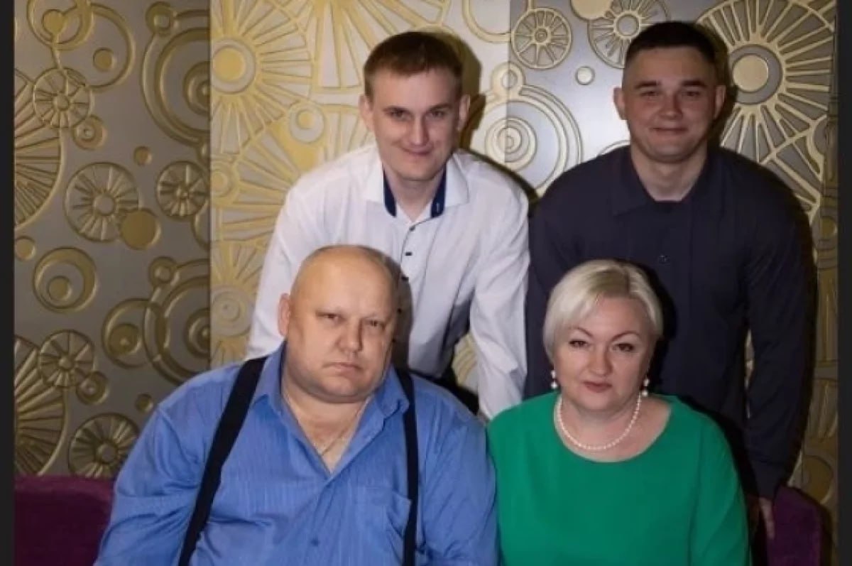 «Конец 2013-го года. Помню, как елку наряжали, готовились к Новому году, планы строили, мечтали. И вдруг Евромайдан и самая настоящая война. ВСУ дошли до Славянска и уперлись в отчаянное сопротивление ополченцев. Муж отдал...