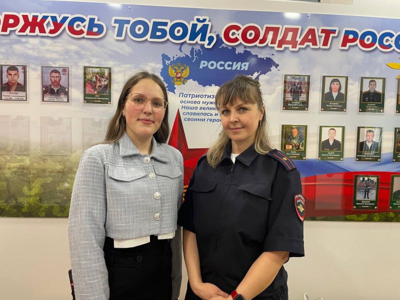 Транспортные полицейские и представители общественного совета поздравили студентов Камчатского кооперативного техникума с получением дипломов Транспортные полицейские и представители общественного совета поздравили студентов Камчатского кооперативного техникума с получением дипломов