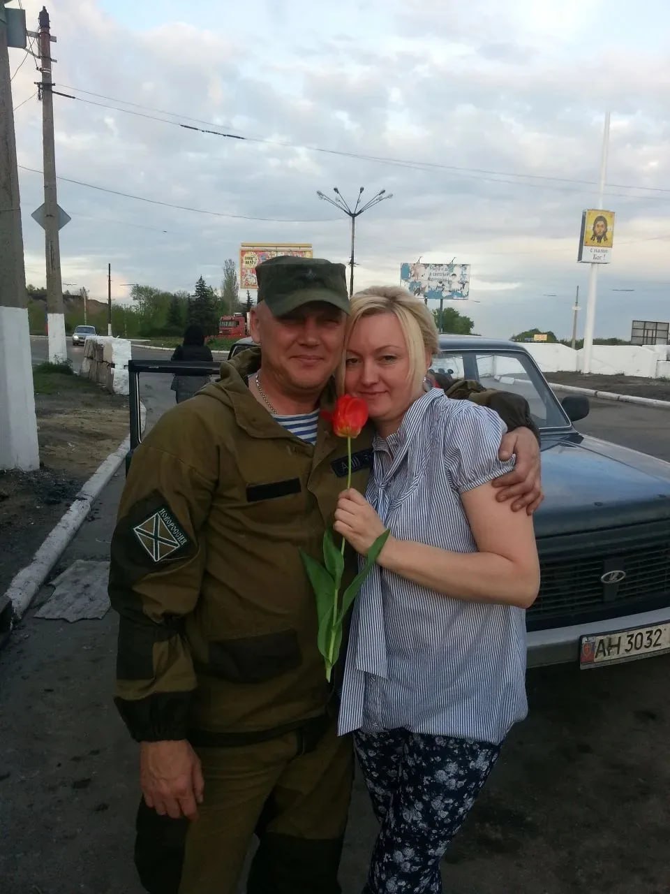 «Конец 2013-го года. Помню, как елку наряжали, готовились к Новому году, планы строили, мечтали. И вдруг Евромайдан и самая настоящая война. ВСУ дошли до Славянска и уперлись в отчаянное сопротивление ополченцев. Муж отдал... «Конец 2013-го года. Помню, как елку наряжали, готовились к Новому году, планы строили, мечтали. И вдруг Евромайдан и самая настоящая война. ВСУ дошли до Славянска и уперлись в отчаянное сопротивление ополченцев. Муж отдал...