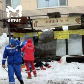 Глыба льда насмерть придавила женщину на остановке в центре Петропавловска-Камчатского