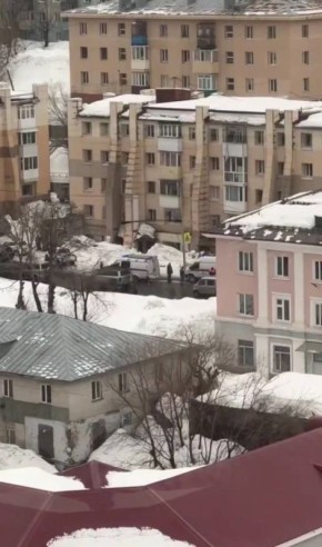 Глыба льда обрушилась на женщину в центре Петропавловска