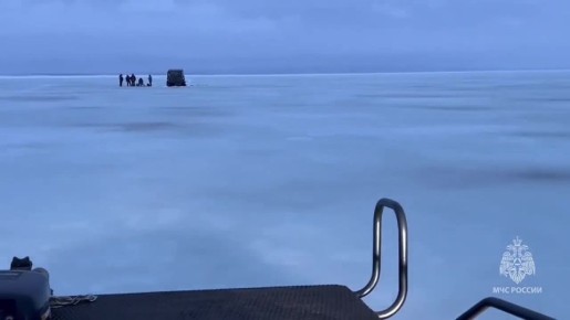 Пять рыбаков едва не утонули на озере Нерпичьем