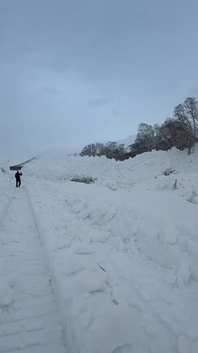 На дороге к Вилючинскому перевалу сошли две лавины: в начале дороги и в конце