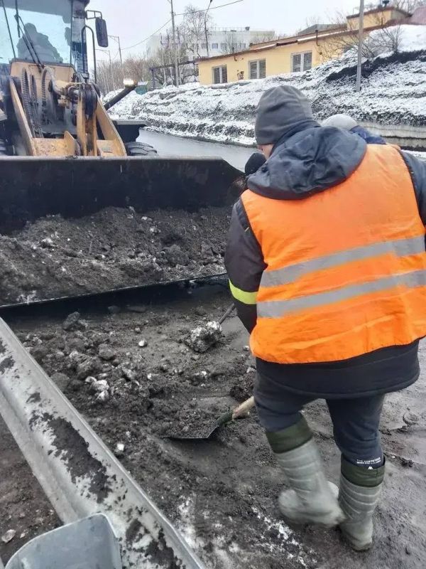 27 марта 2026 года. . Город день за днем Подрядные организации продолжают комплекс мероприятий по расчистке городских территорий