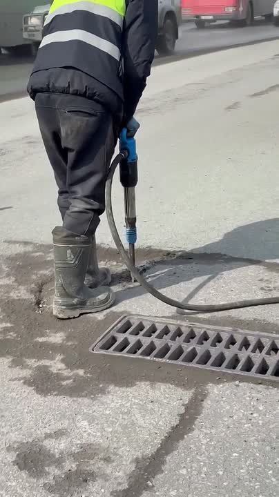 Дорожные строители ведут ремонт проезжей части по улице Зеркальная в столице края