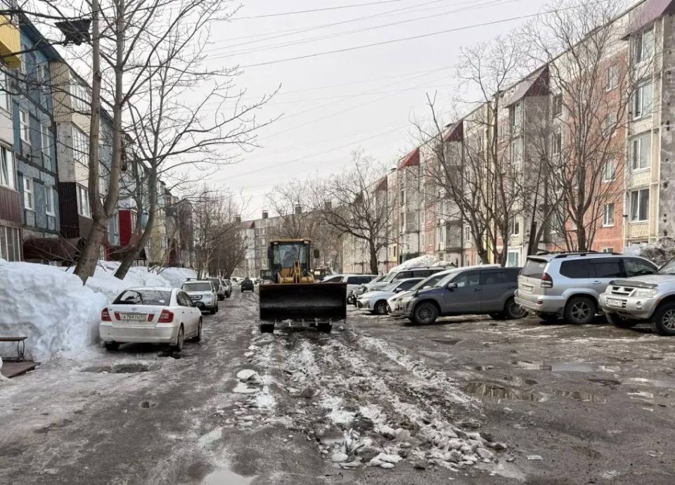 В Петропавловске-Камчатском продолжаются работы по расчистке городских территорий