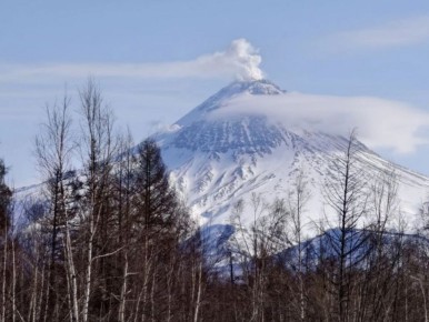 Парогазовый салют. Сегодня Кизимен внёс праздничный акцент в день вулканологов — на его кратере наблюдались интенсивные выбросы пара и газов