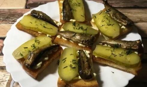 Необычные гренки с шпротами: как удивить своих гостей