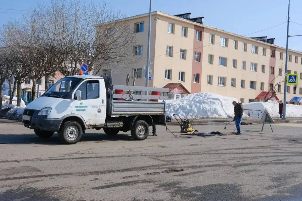 В Вилючинске дорожные строители ведут ямочный ремонт центральных улиц