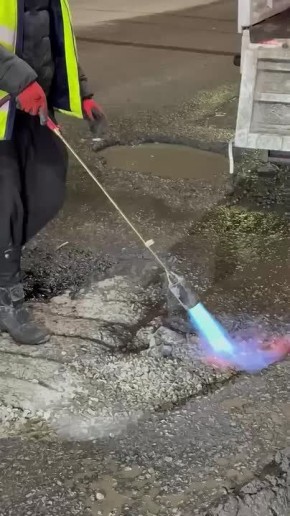 Ночью дорожные строители вели работы по временному ремонту проезжей части центральной дороги по ул. 50 лет Октября в краевой столице