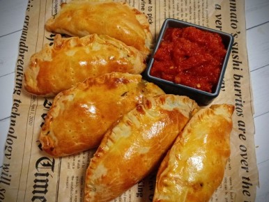 Яркие эмпанады с колбасой андуй и экзотическими ингредиентами