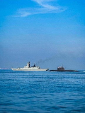 Корвет «Громкий» и большая подводная лодка Б-274 «Петропавловск-Камчатский» у Джакарты