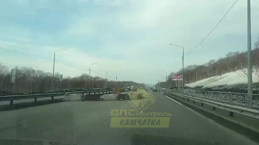 На объездной трассе возле «Юлечки» снова оградили полосы из-за временного ремонта дорожного покрытия, передает «ДПС Контроль - Камчатка»