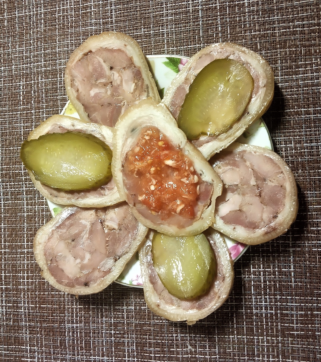 Рулет из свиной рульки: идеальное блюдо для встречи с друзьями