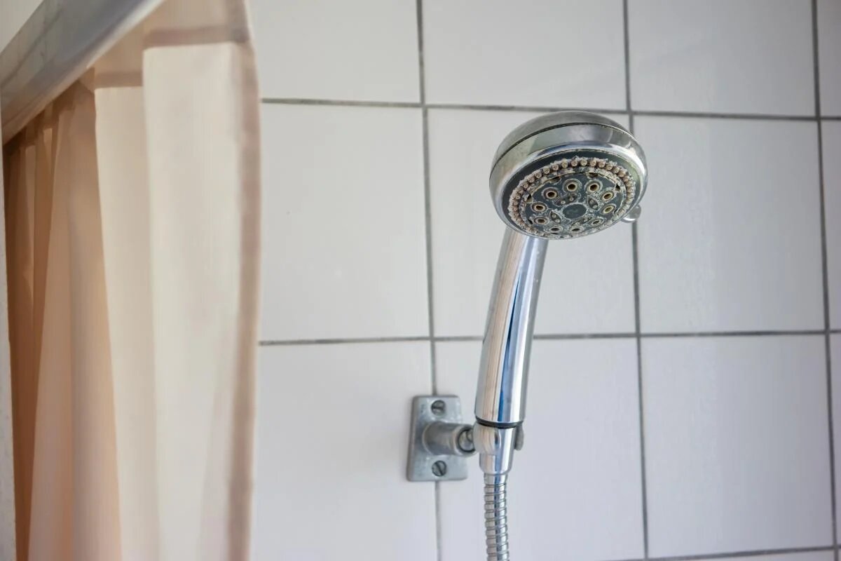 Эффективные методы удаления известкового налета с душевой лейки