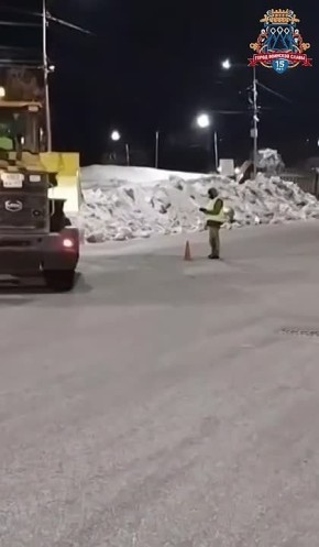 В ночную смену бригада ГУП КК «ДРСУ» убирала снежные валы, очищала тротуары и вывозила снежные массы на ул. Тушканова