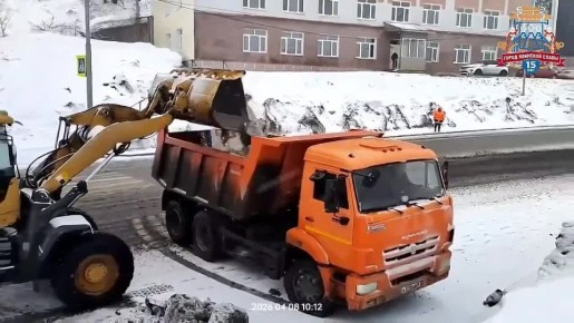 Дорожные службы продолжают работы по снятию наледи и вывозу снежных масс
