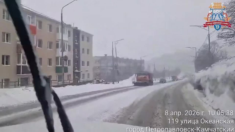 Дорожные службы в условиях непогоды продолжают работу по обработке противогололедными материалами центральных и внутриквартальных проездов