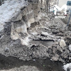 Снежные завалы высотой с человеческий рост всё ещё не убрали в Петропавловске-Камчатском