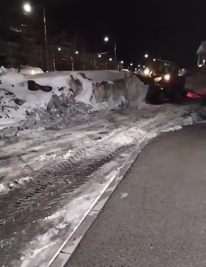В Петропавловске-Камчатском всю ночь продолжалась расчистка центральных улиц города и вывоз снега подрядными организациями