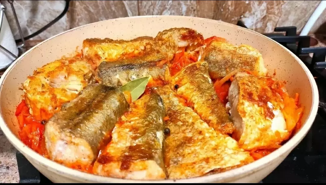 Нежный хек с овощным соусом