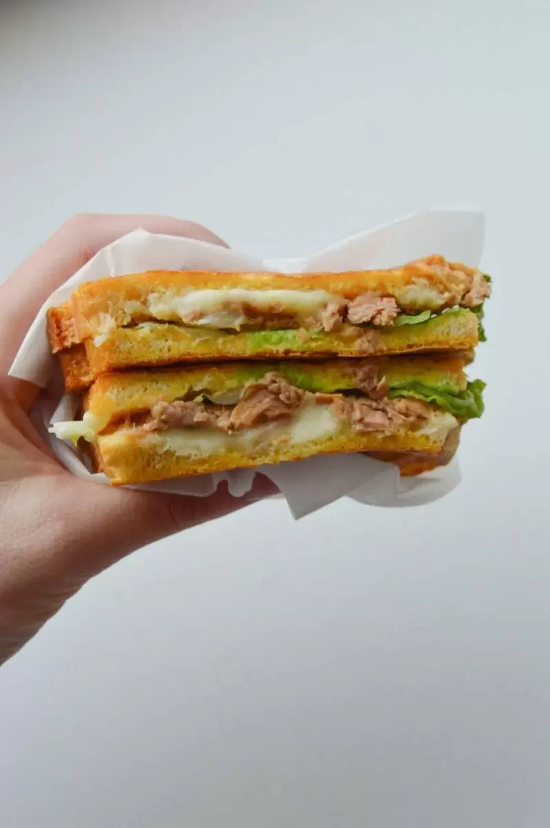 Горячий сэндвич с тунцом: идеальный завтрак