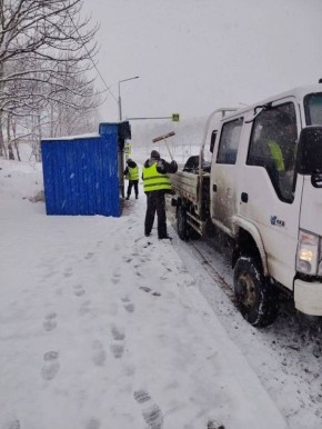 В Петропавловске-Камчатском дорожные службы проводят ручную очистку остановочных павильонов
