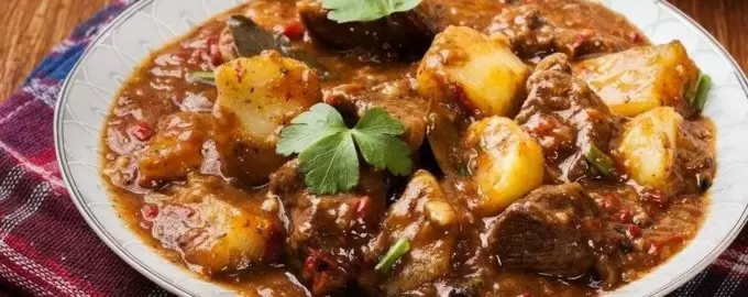 Сочный аромат: говядина с картошкой в томатно-горчичном соусе
