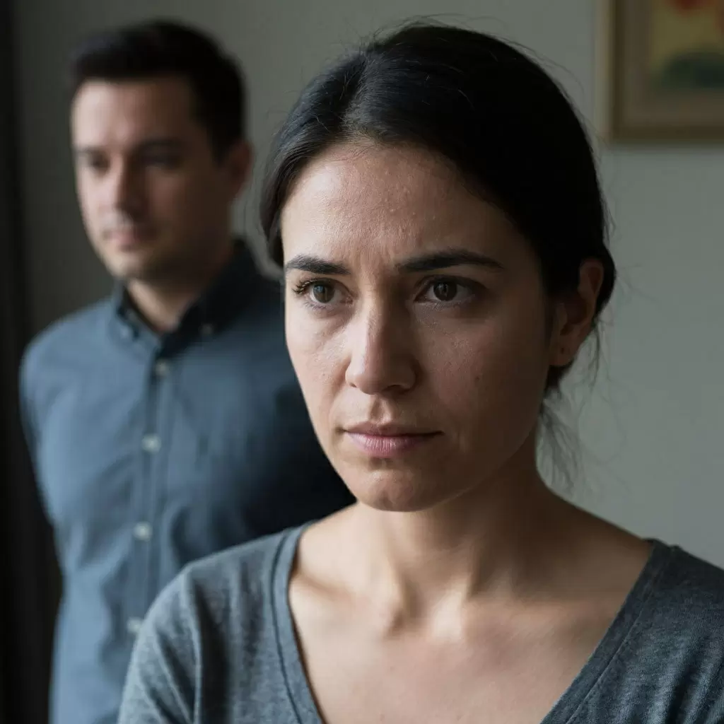 Скрытая правда: жизнь за стеклянной клеткой