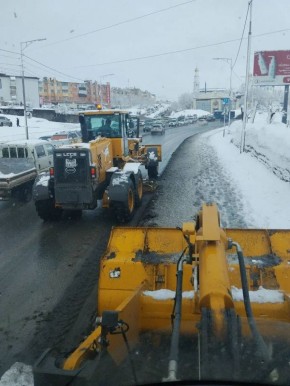В краевой столице ведется расчистка тротуаров и ливневых канализаций
