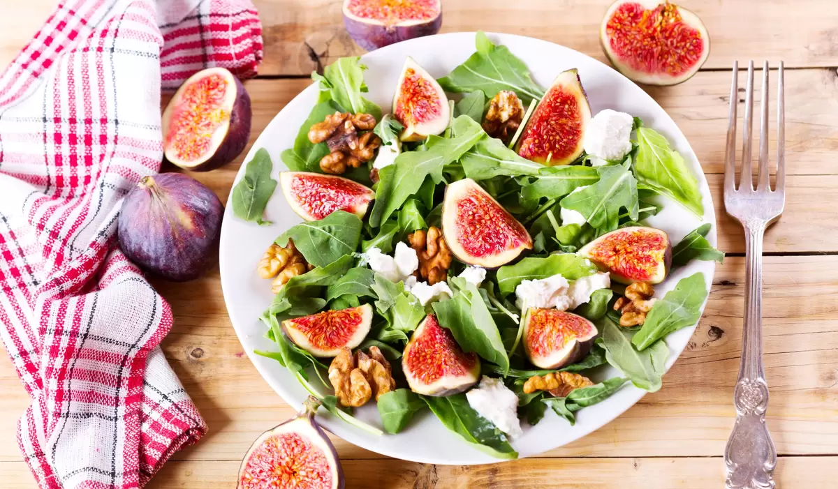 Незабываемый салат с инжиром и козьим сыром: легкость и изысканность на вашем столе