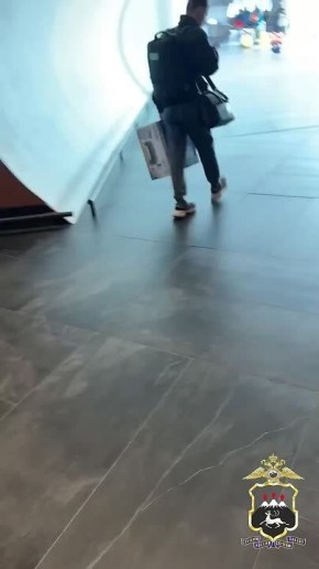 Видео с задержанием курьера, которому предприниматель отдал 32 млн, опубликовало УМВД