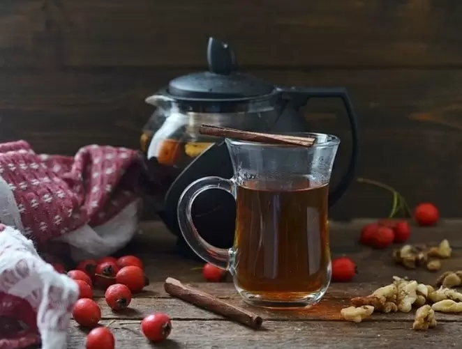 Витаминный осенний напиток: чай с шиповником и грецкими орехами