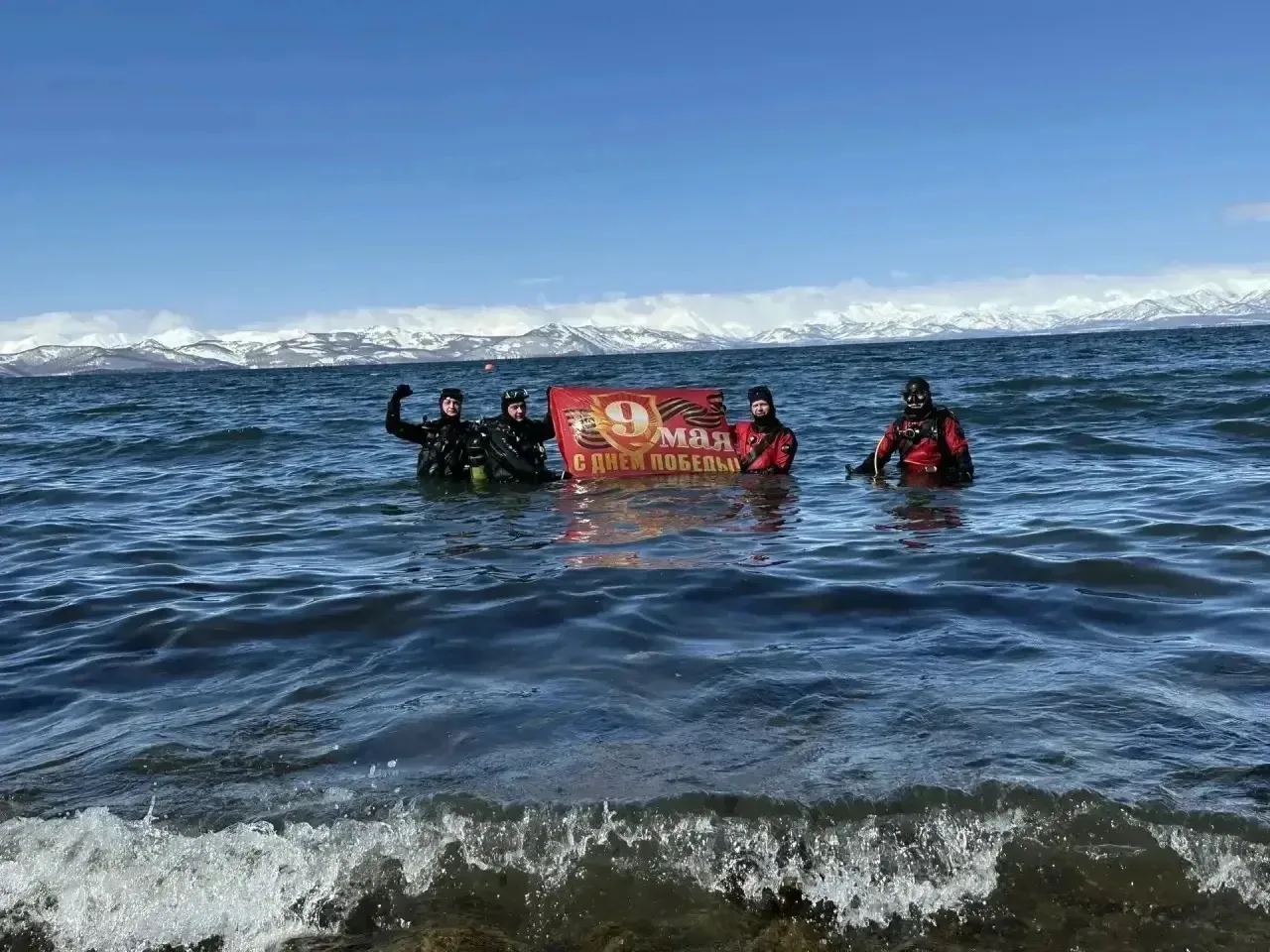 Водолазы Камчатки развернули флаг Победы на дне Петропавловской губы Водолазы Камчатки развернули флаг Победы на дне Петропавловской губы