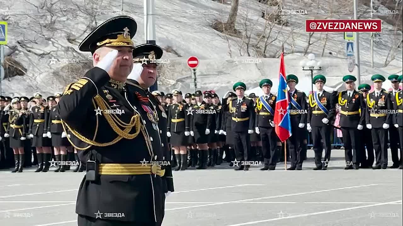 Празднование Победы начинается с Дальнего Востока! Первый парад в честь 81-й годовщины Победы встретил Петропавловск-Камчатский. По главной площади города прошли пешие расчеты