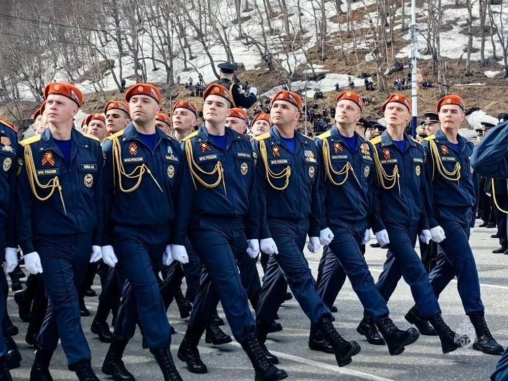 Камчатские спасатели МЧС России приняли участие в параде Победы в честь 81-ой годовщины Победы в Великой Отечественной войне Камчатские спасатели МЧС России приняли участие в параде Победы в честь 81-ой годовщины Победы в Великой Отечественной войне