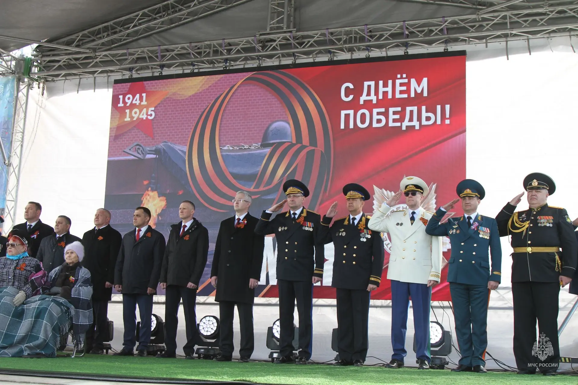 Камчатские спасатели МЧС России приняли участие в параде Победы в честь 81-ой годовщины Победы в Великой Отечественной войне Камчатские спасатели МЧС России приняли участие в параде Победы в честь 81-ой годовщины Победы в Великой Отечественной войне