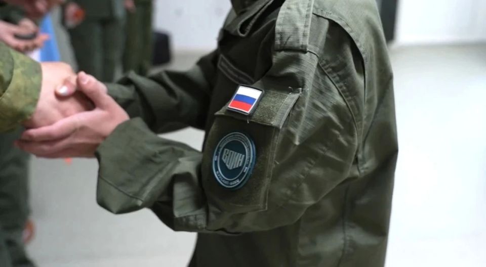 Знаки отличия лучшим курсантам вручили в камчатском филиале Центра «ВОИН» Знаки отличия лучшим курсантам вручили в камчатском филиале Центра «ВОИН»